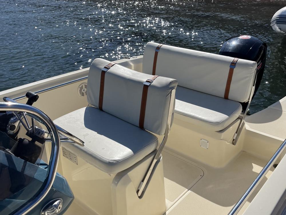 INVICTUS 200fx siege pilote et banquette arrière