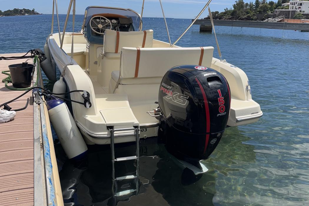 INVICTUS 200fx moteur, plateforme d'accès à l'eau, échelle