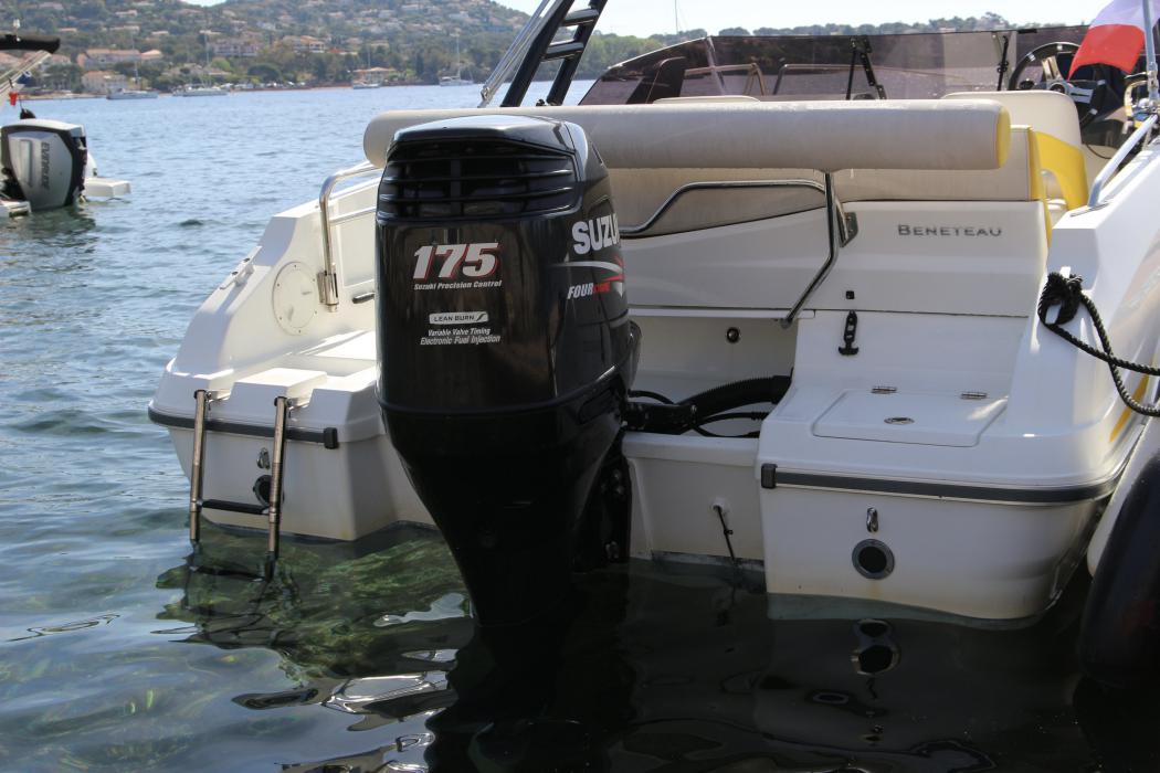 Flyer 6.6 Moteur 175cv - Echelle et plateforme d'accès à l'eau